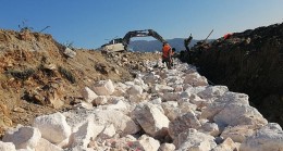 Demre Sahil Parkı istinat duvarı yenileniyor