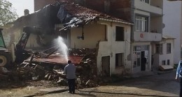 Malkara Belediyesi Tarafından Metruk Bina Yıkımı Gerçekleştirildi