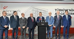Cumhurbaşkanı Yardımcısı Fuat Oktay Teknopark İstanbul’da incelemelerde bulundu