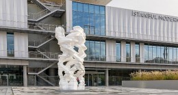 Tony Cragg’in “Runner” adlı heykeli İstanbul Modern’in yeni müze binasının önünde yerini aldı