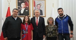 Egeli genç yüzücü Azra Kayra Öğmen'den önemli başarı