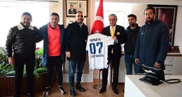 Başkan Topaloğlu'na forma hediyesi