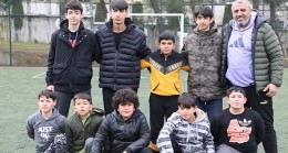 Depremzede çocuklar futbol oynayarak moral depoluyor