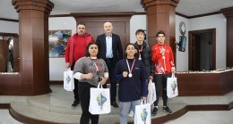 Şampiyon Boksörlerden Başkan Atabay'a Ziyaret