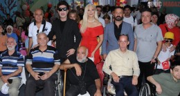 Yılmaz Morgül 30 Ağustos Zafer Bayramı konserinde engellilere tekerlekli sandalye, halka gram altın dağıttı.