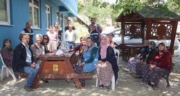 Burhaniye Belediye Başkan Yardımcısı Ayten Tuna kırsal mahallelerde yaşayan vatandaşlarla bir araya gelerek ihtiyaçları dinledi