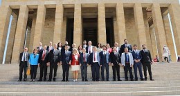 Edremit Belediye Başkanı Mehmet Ertaş, ekibiyle birlikte Anıtkabir’i ziyaret etti