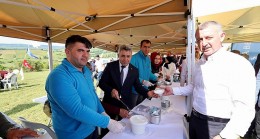 Kandıra Belediye Başkanı Erol Ölmez, Kocaeli Büyükşehir Belediyesi tarafından, Kandıra Sarışeyh Mahallesinde düzenlenen Çiftçi Şenliğine katıldı