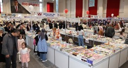 Karaman Belediyesi’nin bu yıl 10-19 Mayıs tarihlerinde düzenlediği 4. Karaman Kitap Günleri, kitapseverlerin yoğun ilgisiyle devam ediyor