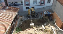 Kemalpaşa Belediyesi, kent dokusunu bozan ve yıkılma riski taşıyan metruk yapıların yıkım çalışmalarına aralıksız devam ediyor