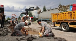 Nevşehir’de son günlerde etkili olan sağanak yağışlar sonrasında hasar gören yol, yaya kaldırımı ve parklarda onarım ve yenileme çalışmaları sürüyor