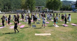Öğrenciler açık havada yoga yaptı