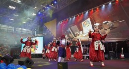 Selçuklu Belediyesi Bosna Hersek’in Zenica kentinde düzenlenen Çocuk Şenliği’nin final gününde halk oyunları ekibiyle sahne aldı