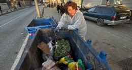Ünlü Şef Refika Birgül, Gıda İsrafına Dikkat Çekmek ve Boşa Harcama Demek için Çöp Konteynerine Girdi