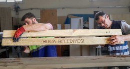 Buca’da ahşap atıklar kent mobilyasına dönüştürülüyor