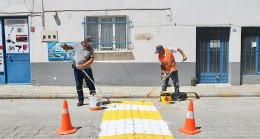 Burhaniye Belediyesi Fen İşleri Müdürlüğü ekipleri, ilçedeki yaya geçitlerini boyayarak yenileme ve bakım çalışmalarına devam ediyor