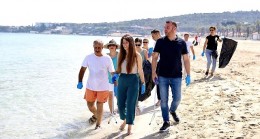 Çeşme Belediye Başkanı Lal Denizli, 5 Haziran Dünya Çevre Günü kapsamında Ilıca Halk Plajı ve Eşek Adası’nda düzenlenen kıyı temizliği etkinliğine katıldı