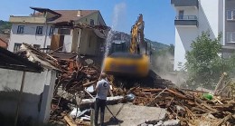 Gölcük Belediyesi, ilçede güçlendirmesi yapılmayan orta hasarlı binalar ile sosyal riskler oluşturan metruk binaların yıkımına devam ediyor
