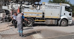 Nevşehir Belediyesi ekipleri, bayram öncesi temizlik çalışmalarını tüm mahallelerde yoğun bir şekilde sürdürüyor