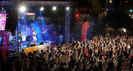 Aydın Büyükşehir Belediyesi ve Kuşadası Belediyesi, ortaklaşa düzenledikleri yaz konserleri ile vatandaşları kültür ve sanat etkinlikleriyle buluşturmayı sürdürüyor