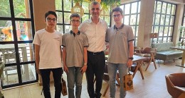Gölcük Belediye Başkanı Ali Yıldırım Sezer, LGS’de tam puan alarak 1. olan Gölcüklü 3 öğrenci ile bir araya gelerek öğrencileri tebrik etti