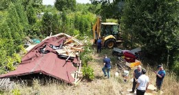 Kartepe Belediyesi Yapı Kontrol Müdürlüğü ekipleri Uzuntarla Mahallesi SEKA Kamp çevresinde 11 kaçak yapının yıkımını gerçekleştirdi