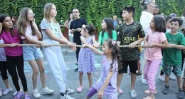 Küçükçekmece Belediyesi, “Sokakta Oyun Var” etkinliği ile unutulmaya yüz tutmuş sokak oyunlarını çocuklarla buluşturdu