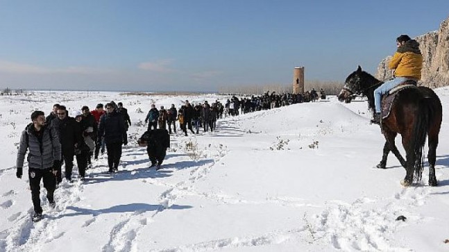 Van’da “Kar yürüyüşü ve Kartopu Festivali” düzenlendi