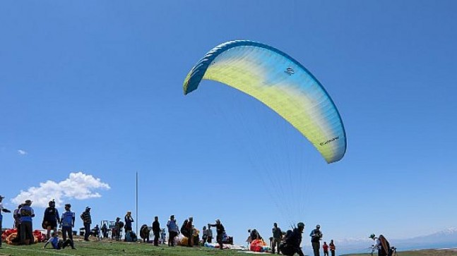 Türkiye Yamaç Paraşütü Şampiyonası Van Gölü Sahillerinde Başladı
