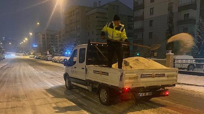 Ankara Büyükşehir Yolları Haftanın İlk Gününe Hazır Hale Getirdi