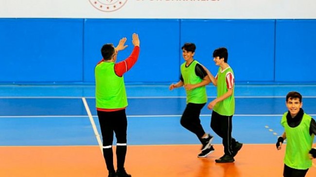 Başkan Savran Gençlerle Futsal Oynadı
