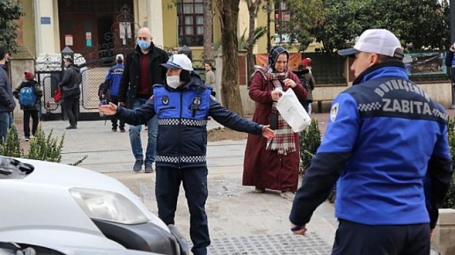 Büyükşehir okul yolunda güler yüz ve sevgiyle görev başında