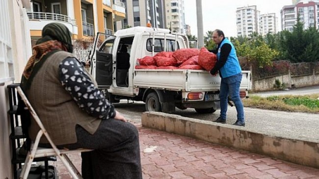 Yenişehir Belediyesi vatandaşlara 50 ton soğan dağıttı