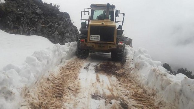 Büyükşehir’in Alanya kırsalında kar temizliği sürüyor Uğurlu Yaylası’nda ekipler ulaşımı sağlamaya çalışıyor