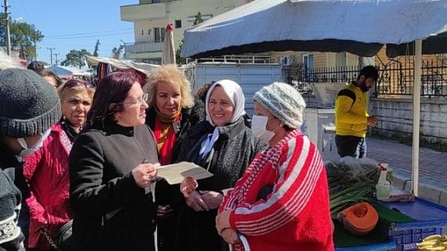 CHP İl Kadın Kolları Başkanı Nilüfer Deveci, Kemer’de pazar esnafını ziyaret etti.