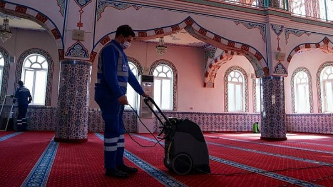 İzmir Büyükşehir Belediyesi her gün bir camiyi temizliyor