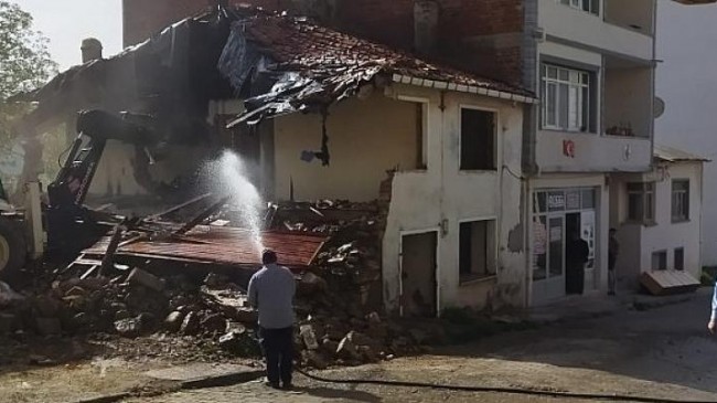 Malkara Belediyesi Tarafından Metruk Bina Yıkımı Gerçekleştirildi