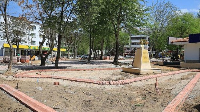 Büyükşehir Belediyesi 2000 Derneği Parkını Yeniliyor