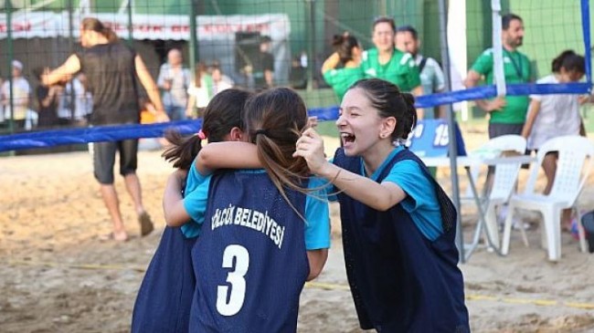 Plaj Voleybolu Turnuvası Rekor Katılımla Başladı