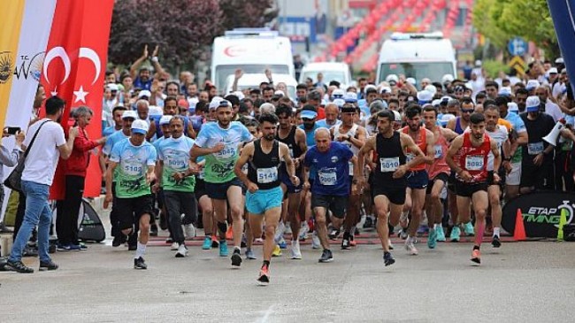 Van Büyükşehir Belediyesi ‘1. Van Denizi Yarı Maratonu’ Koşusu Yapıldı