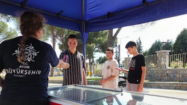 Aydın Büyükşehir Belediyesi, bayramda Aydın Tekstil Park’a gelen binlerce çocuğa dondurma ikram etti.