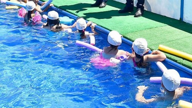 Beydağlı çocukların yüzme sevinci