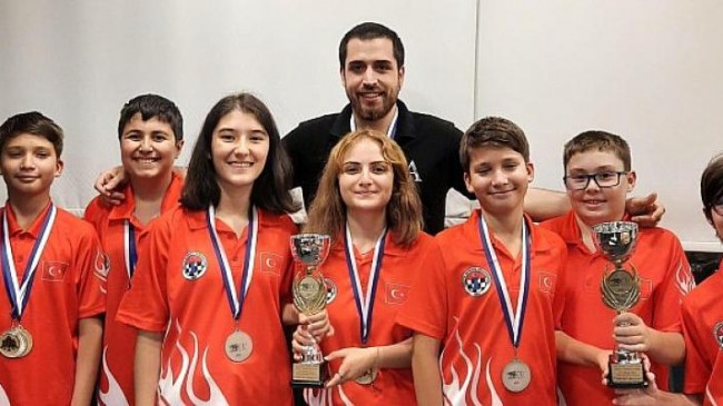 Genç Satranç Milli Takımı Avrupa’dan Madalyalarla Dönüyor