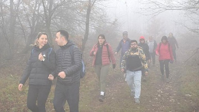 Sisli havada doğa yürüyüşü