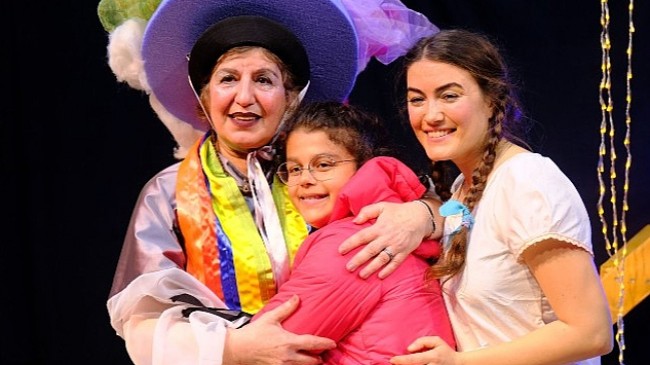 Ayvalık Belediye Tiyatrosu'ndan Deprem Bölgesinden Gelen Çocuklar İçin “Özgür Kuş"