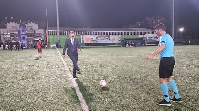 Gölcük Belediyesi'nin futbol tutkunlarını bir araya getirdiği, centilmenlik anlayışıyla maçların gerçekleşeceği 22. Geleneksel Futbol Turnuvası başladı