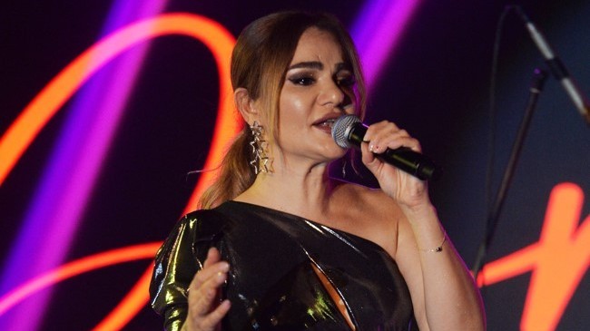 Arabesk müziğinin güçlü kadın seslerinden Derya Bedavacı, önceki akşam Ataşehir Watergarden’daki Muamma Plus’da sahne aldı.