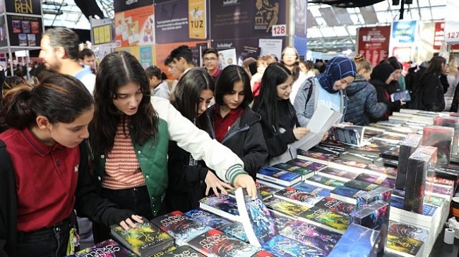 13. Antalya Kitap Fuarı'na  öğrencilerden yoğun ilgi