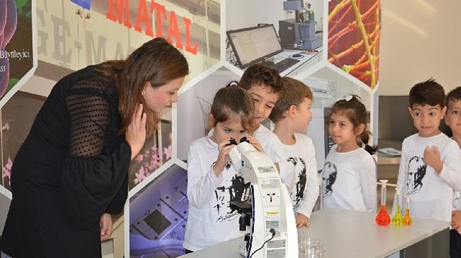EÜ'de çocuklar mikroskobun büyülü dünyasıyla tanıştı