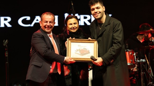 Son albümü “Parti İptal” ile büyük bir başarı yakalayan Emir Can İğrek, sevenleriyle konserlerde buluşmaya devam ediyor.